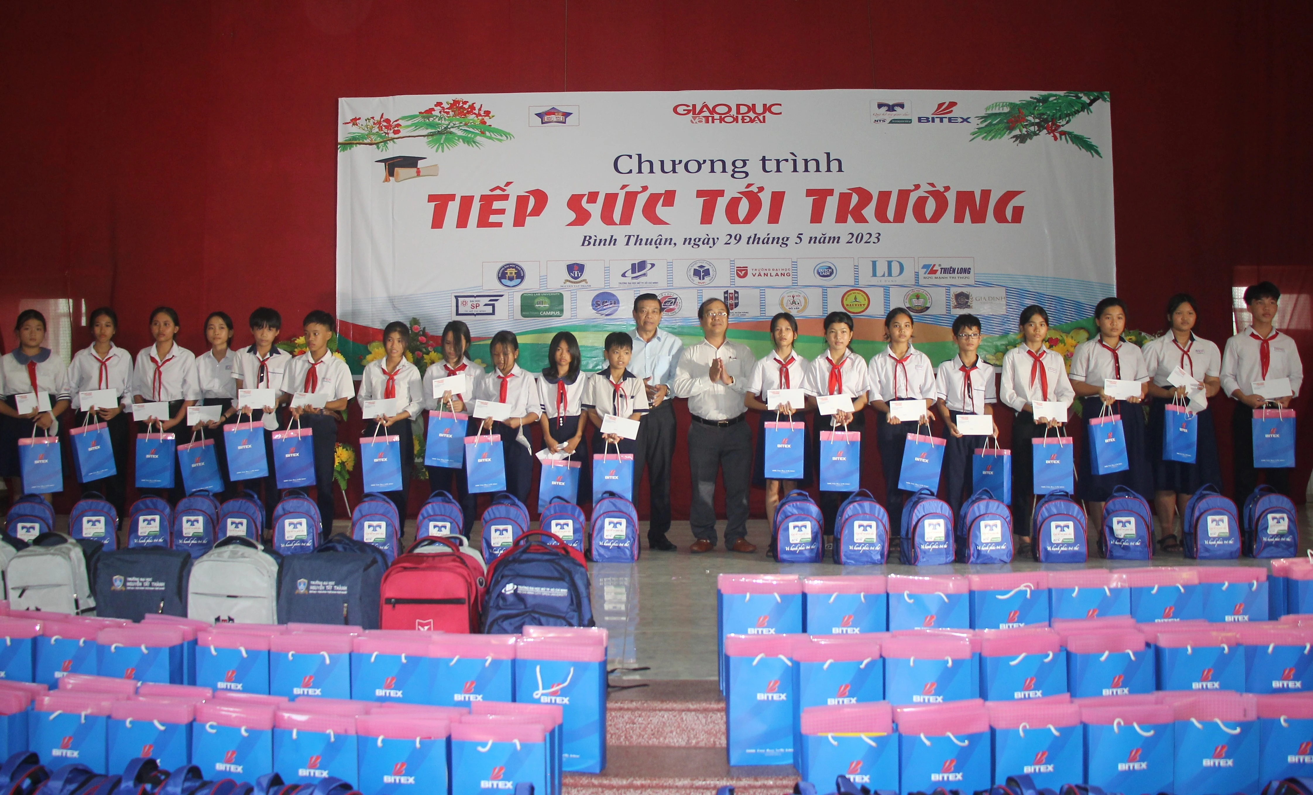 Ông Cao Sơn Dũng, Bí thư huyện ủy huyện Bắc Bình và ông Phan Văn Liêm, đại diện Công ty Cổ phần Xuất Nhập khẩu Bình Tây (BITEX) trao quà và học bổng cho học sinh.