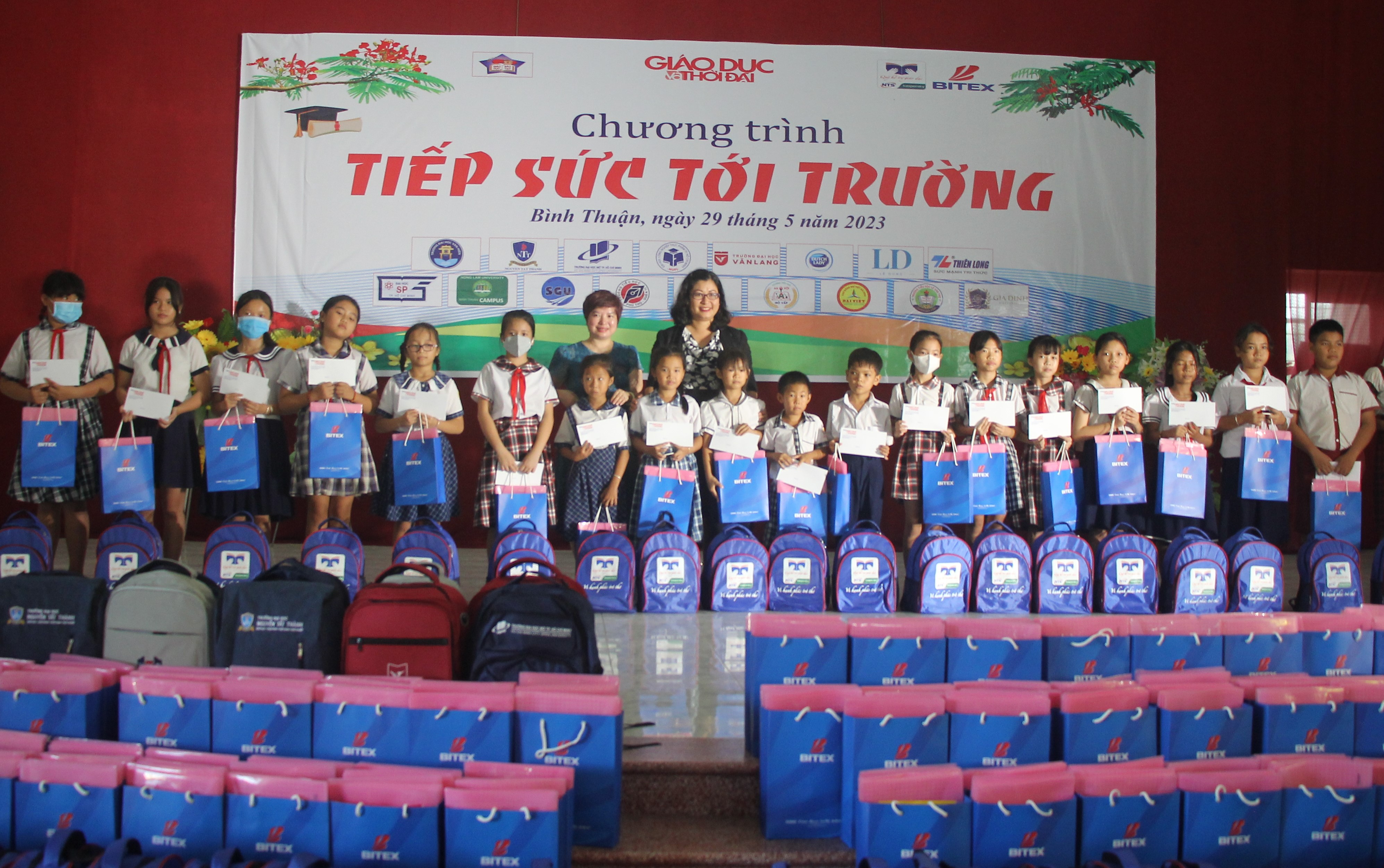 Lãnh đạo Báo Giáo dục và Thời đại và Sở GD&amp;ĐT tỉnh Bình Thuận trao quà và học bổng cho học sinh.