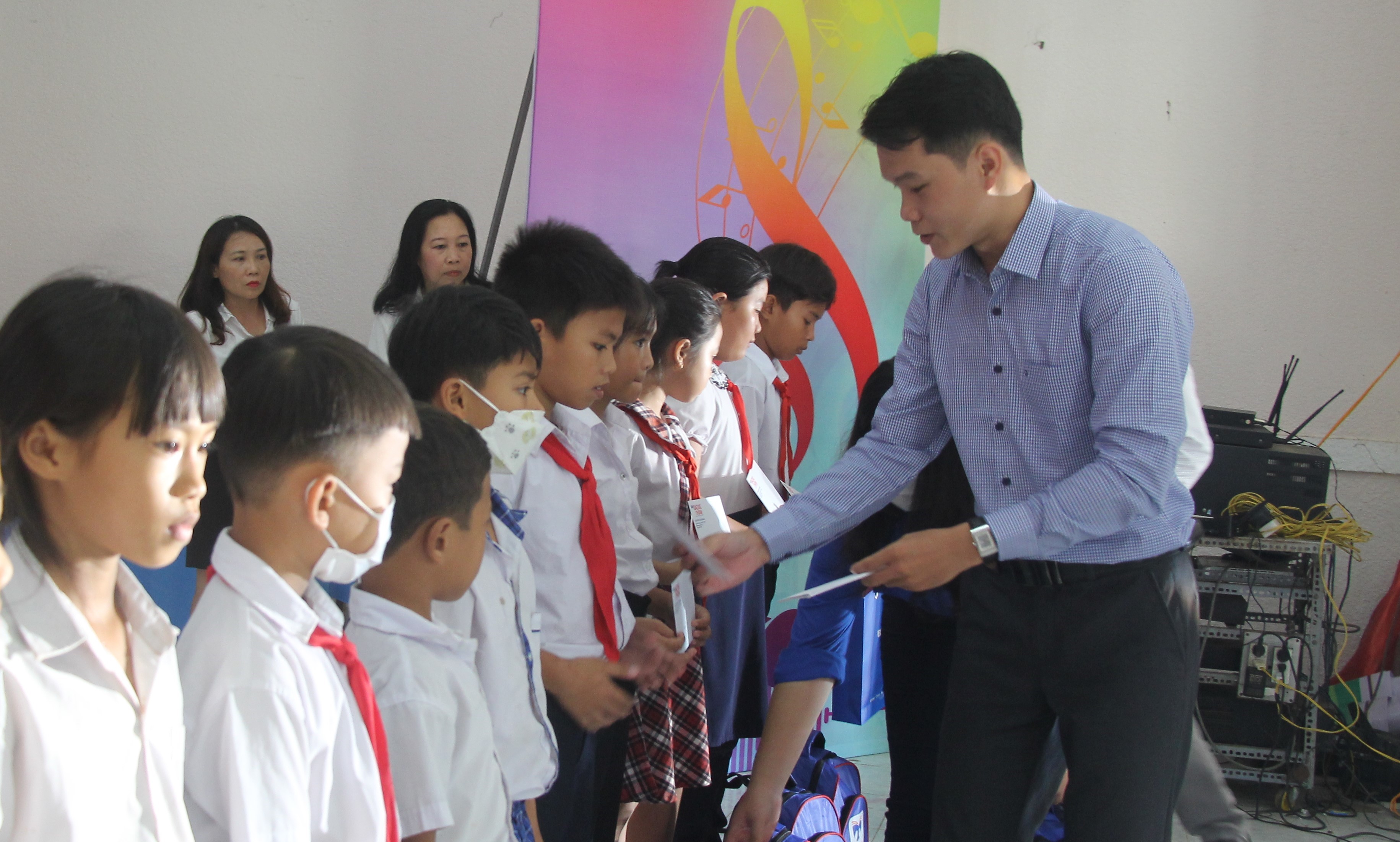 Ông Hoàng Xuân Ái, Giám đốc tuyển sinh và Truyền thông Trường Đại học Văn Hiến trao học bổng cho học sinh.