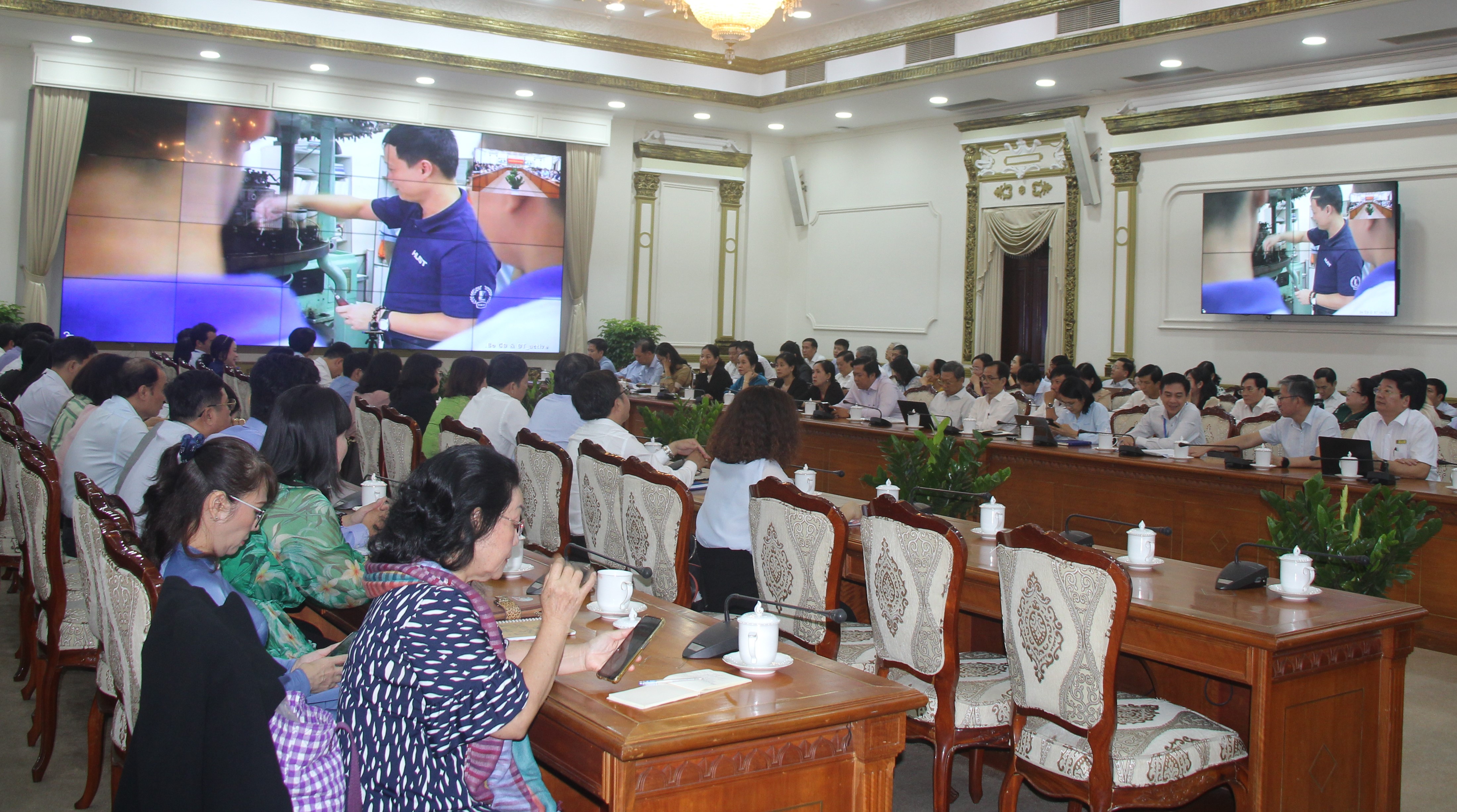 Các đại biểu tham dự hội nghị tại đầu cầu TPHCM. Các đại biểu tham dự hội nghị tại đầu cầu TPHCM.
