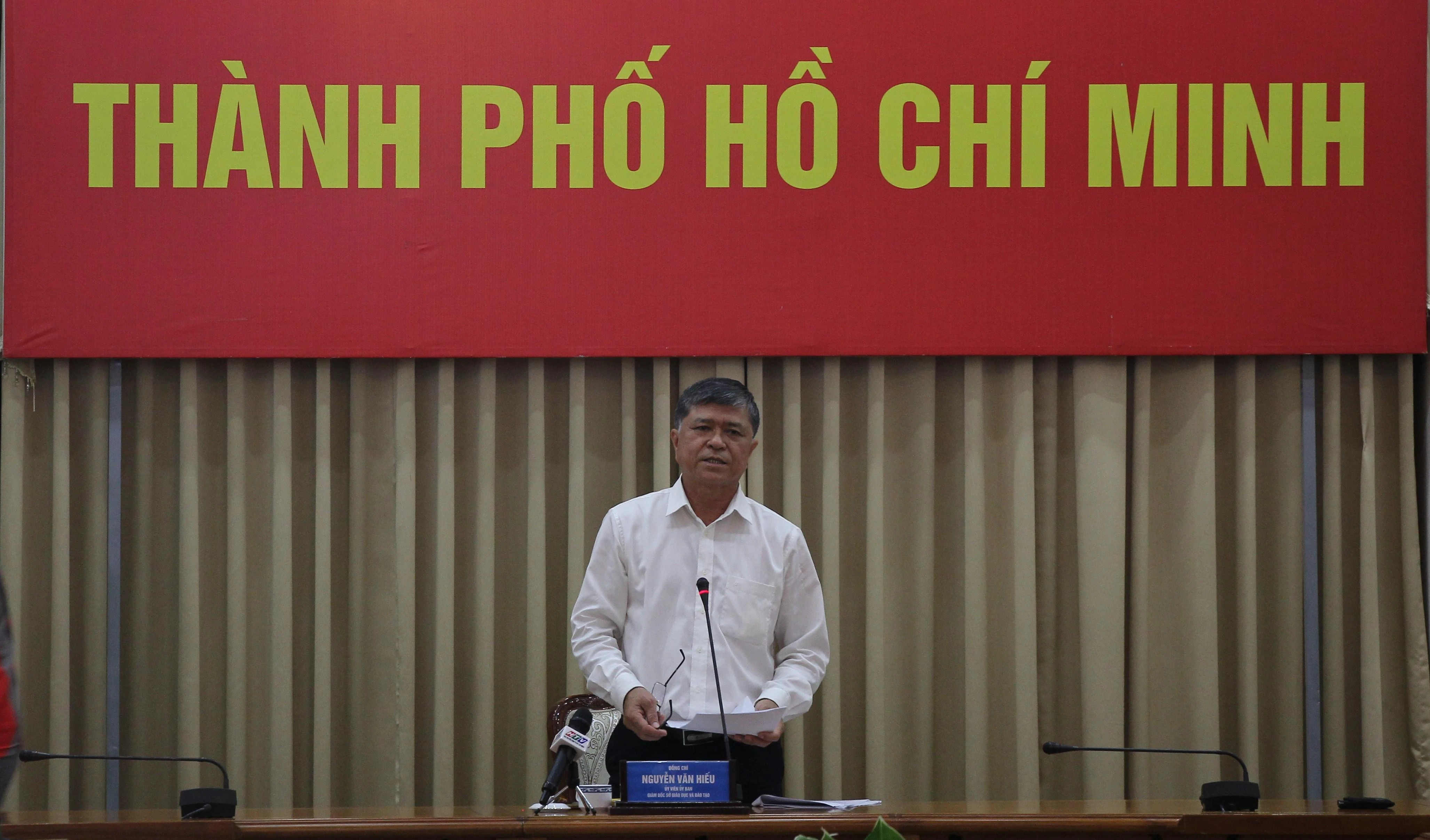 Ông Nguyễn Văn Hiếu phát biểu tham luận tại hội nghị.