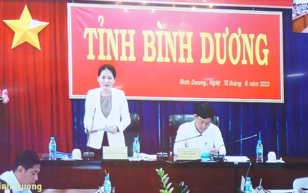 Bà Nguyễn Thị Nhật Hằng, Giám đốc Sở GD&ĐT tỉnh Bình Dương phát biểu tại hội nghị. Bà Nguyễn Thị Nhật Hằng, Giám đốc Sở GD&ĐT tỉnh Bình Dương phát biểu tại hội nghị.