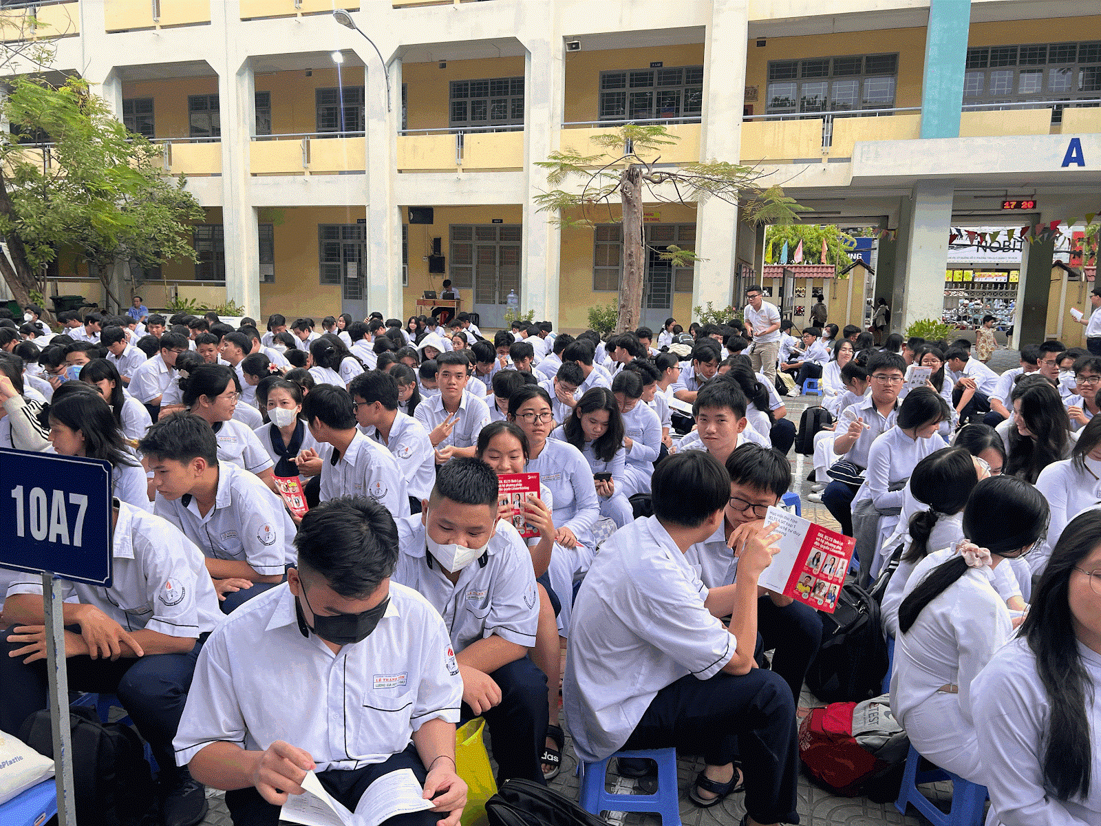 Các bạn học sinh THPT Lê Thánh Tôn nhiệt tình tìm hiểu về phương pháp học thú vị Linearthinking.