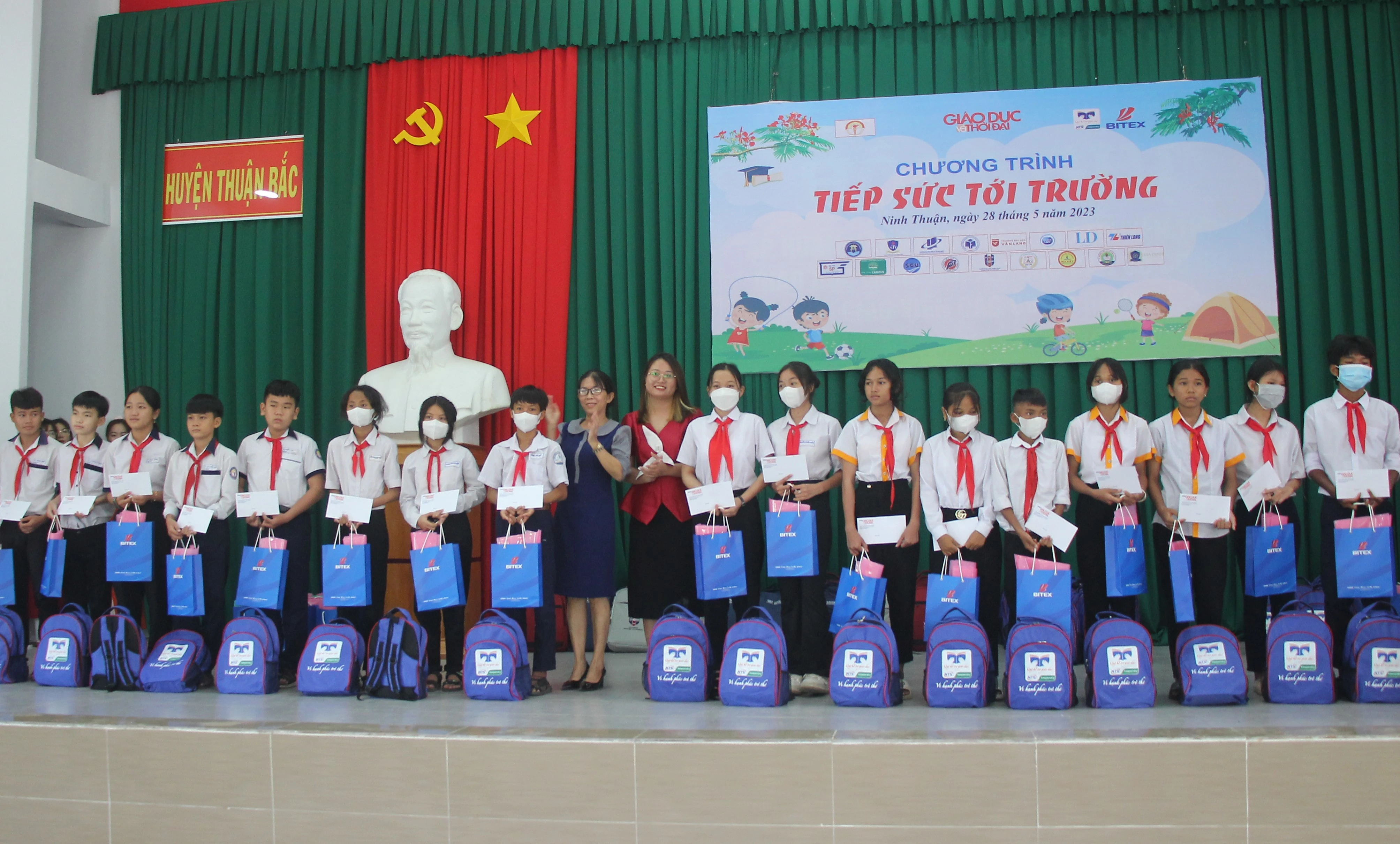 Đại diện Công ty TNHH Bảo mật Nam Trường Sơn và Phòng GD&amp;ĐT huyện Thuận Bắc trao quà và học bổng cho học sinh.