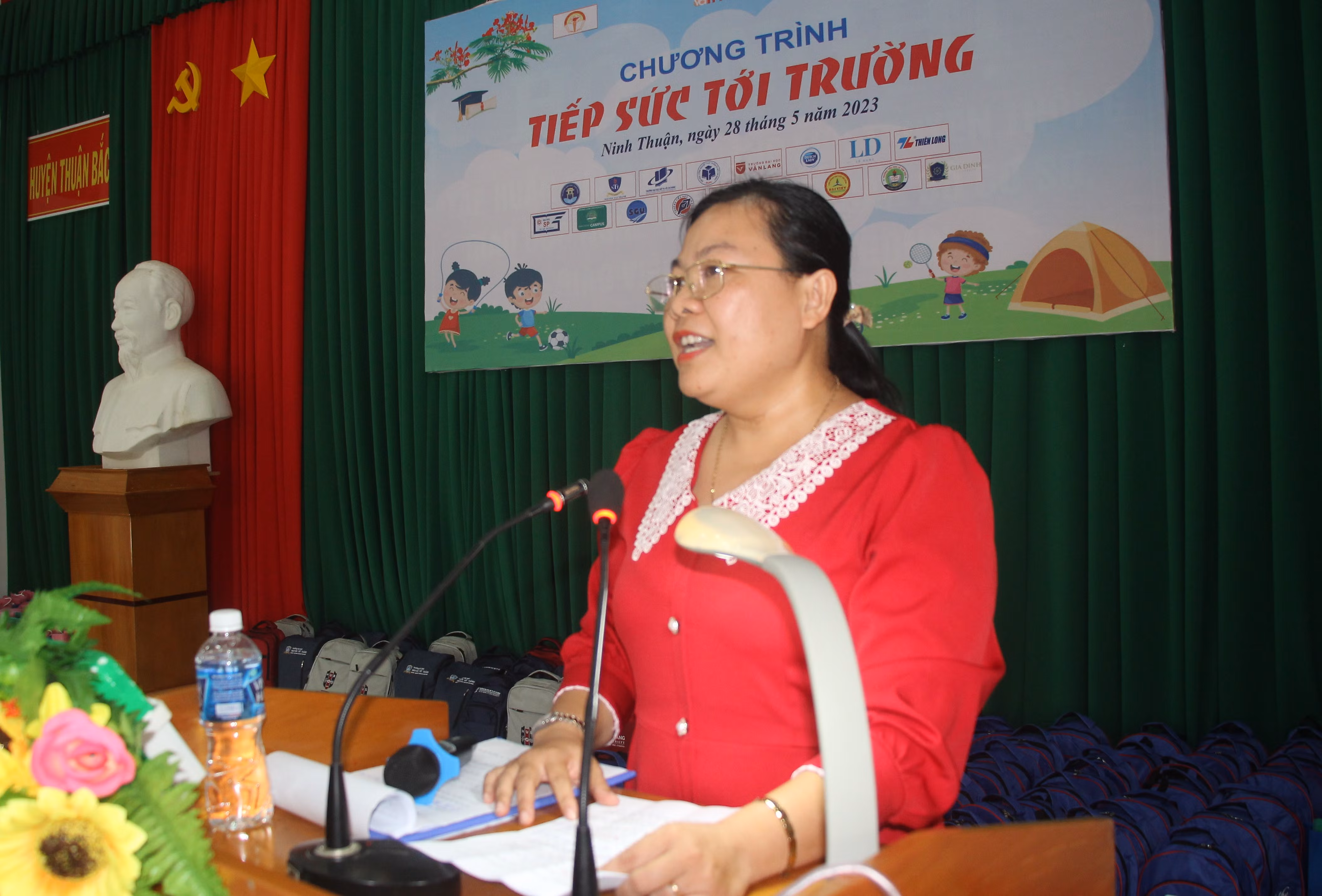 Bà Lê Thái Trường Thi, Phó Giám đốc Sở GD&amp;ĐT tỉnh Ninh Thuận phát biểu tại chương trình.