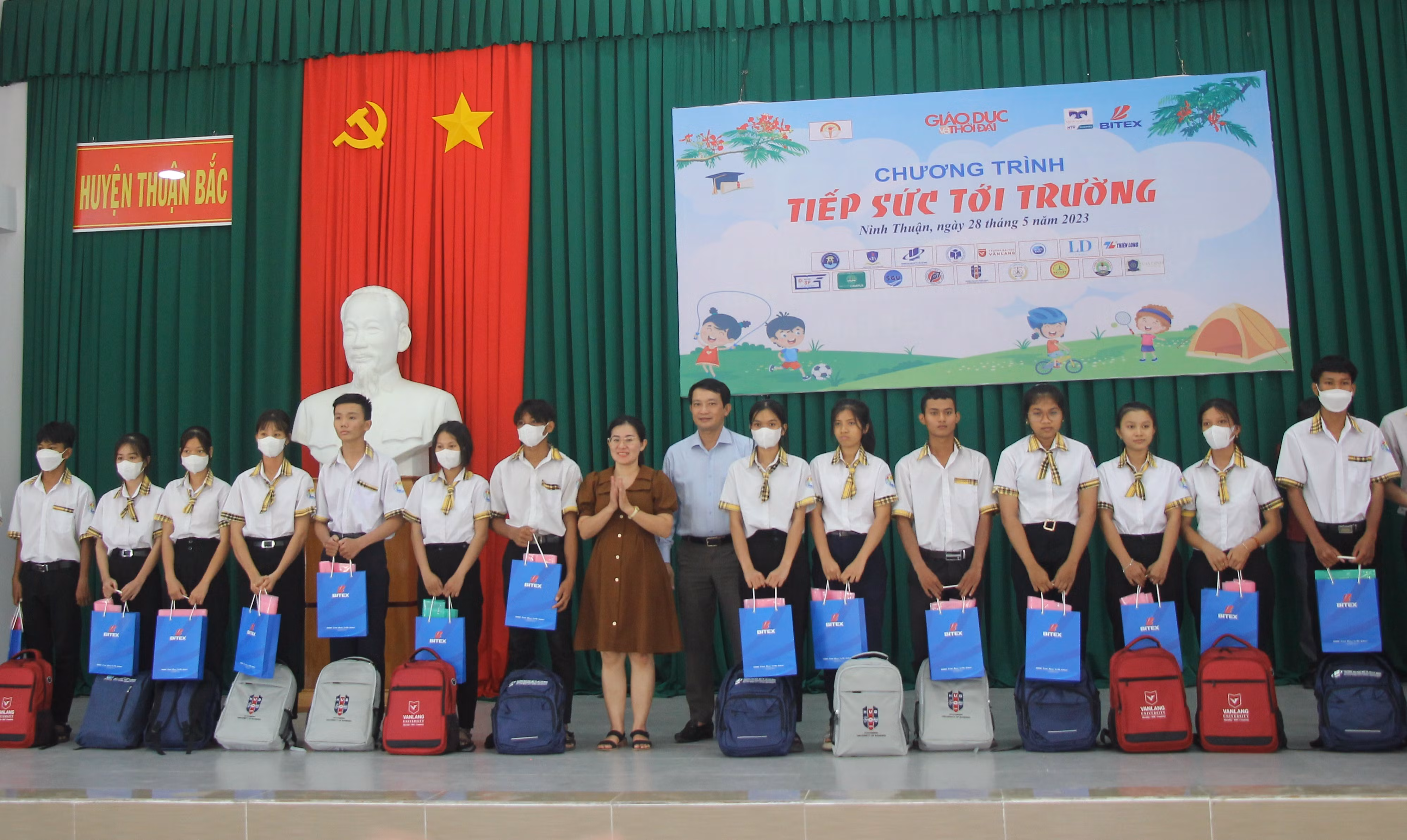 Ông Lê Thắng Lợi và bà Trương Nguyễn Như Mai - đại diện Phân hiệu Trường ĐH Nông Lâm TPHCM tại Ninh Thuận trao quà cho học sinh.