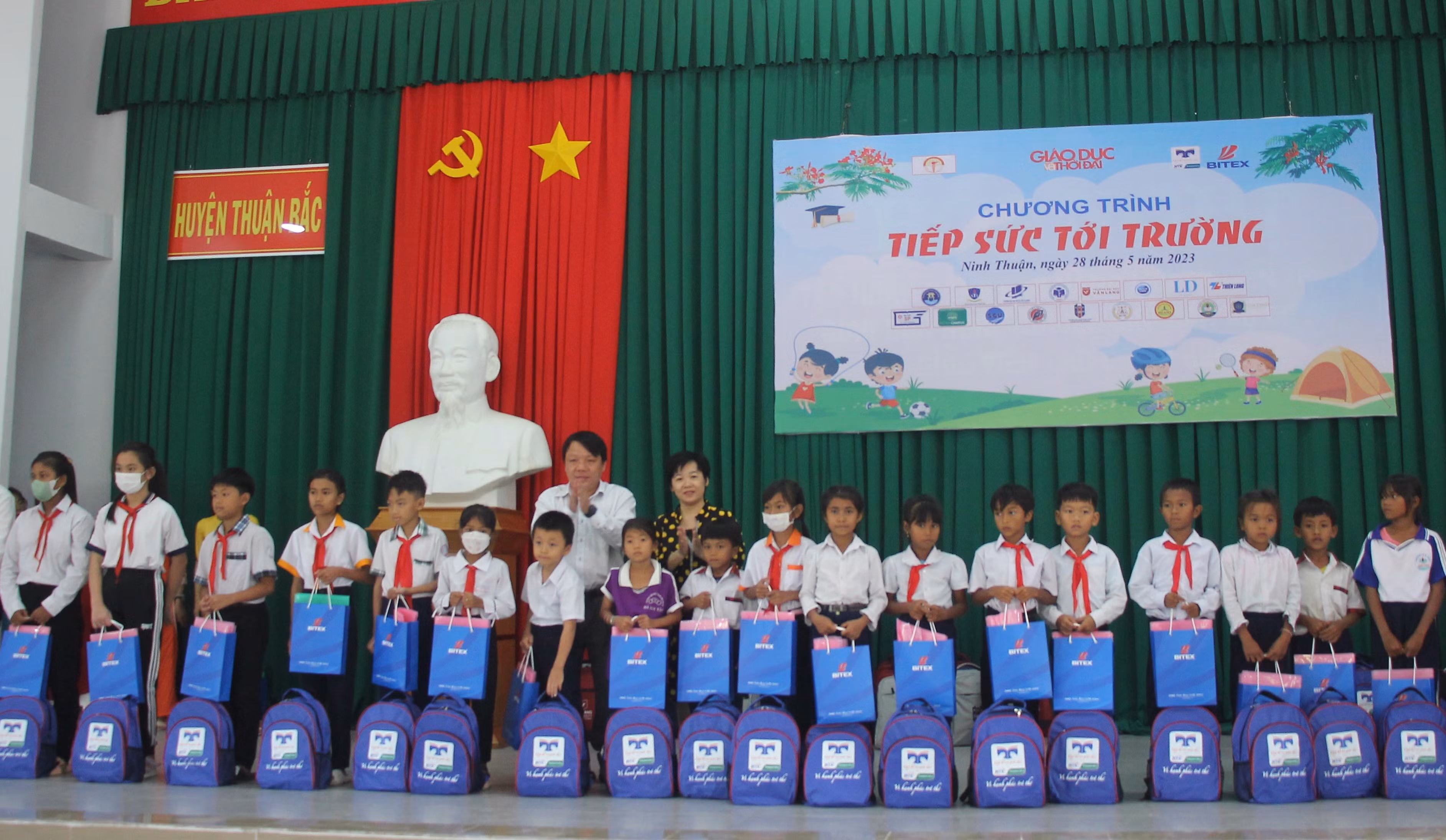 Lãnh đạo UBND huyện Thuận Bắc và đại diện Cơ quan Thường trú Báo Giáo dục và Thời đại tại TPHCM trao quà cho học sinh.