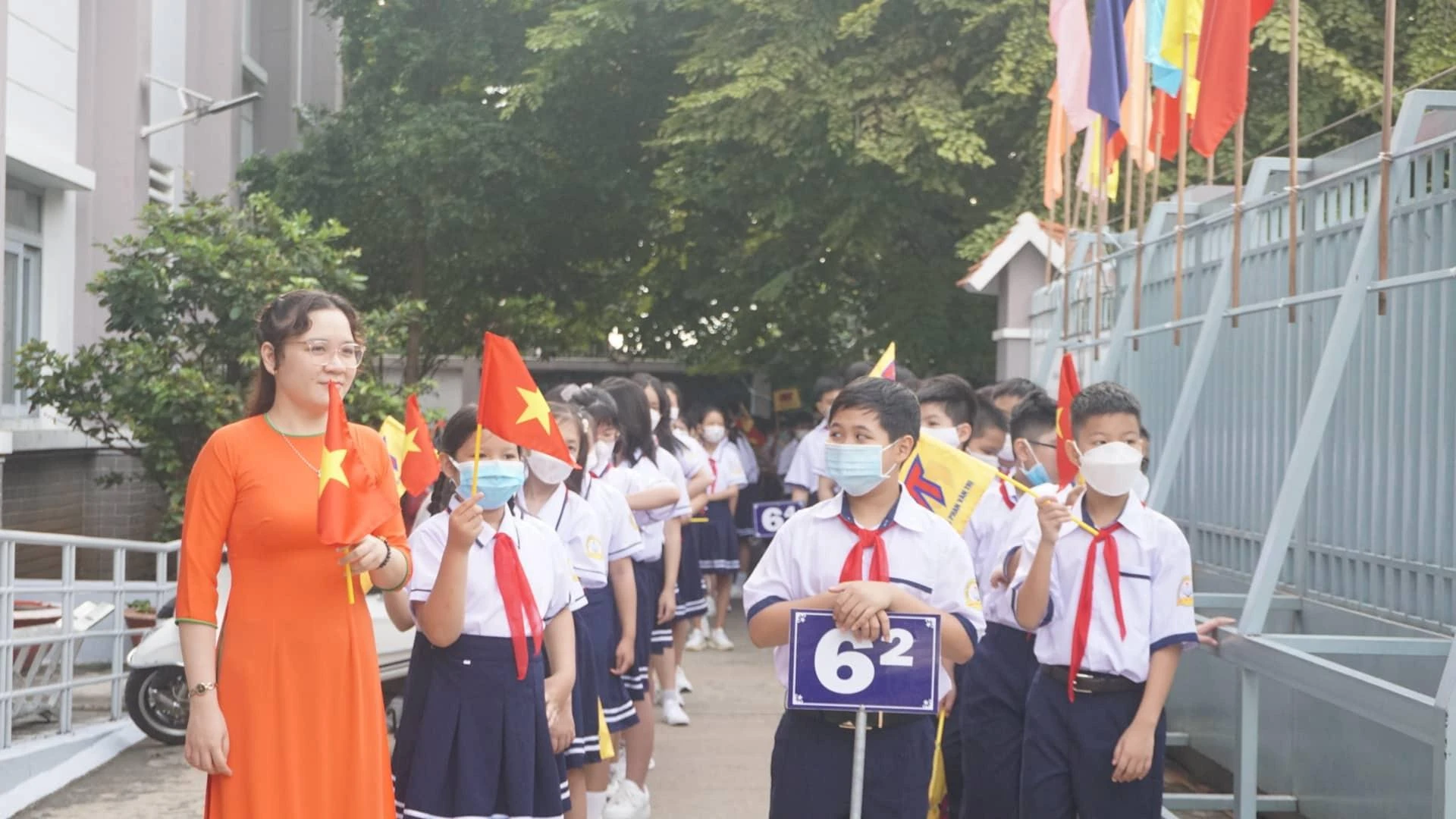 Học sinh Trường THCS Phan Văn Trị (Gò Vấp) hân hoan ngày khai giảng.