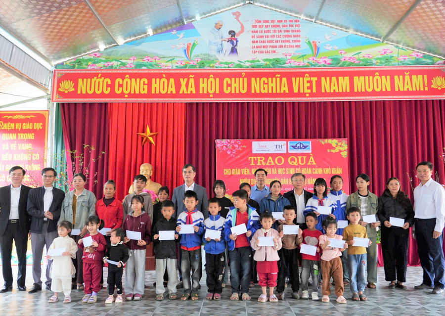 Đoàn công tác Sở GD&ĐT Nghệ An tặng quà tết cho học sinh khó khăn, vươn lên trong học tập tại xã vùng cao Châu Khê. Ảnh: Hồ Lài