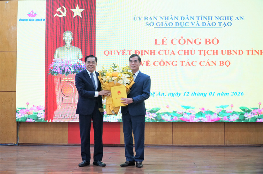 Ông Võ Trọng Hải, Phó Bí thư Tỉnh ủy, Chủ tịch UBND tỉnh trao quyết định, tặng hoa chúc mừng ông Nguyễn Văn Khoa. 