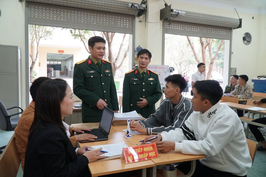 Cán bộ, giáo viên Trường Cao đẳng nghề số 4 - Bộ Quốc phòng trực tiếp tư vấn cho học sinh tại lớp học thực hành nghề Công nghệ ô tô. Ảnh: Hồ Lài