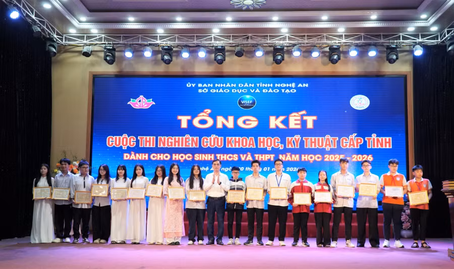 Ban tổ chức trao thưởng cho học sinh có dự án đạt giải Nhất cuộc thi Khoa học kỹ thuật dành cho học sinh THCS, THPT năm học 2025-2026. Ảnh: Hồ Lài