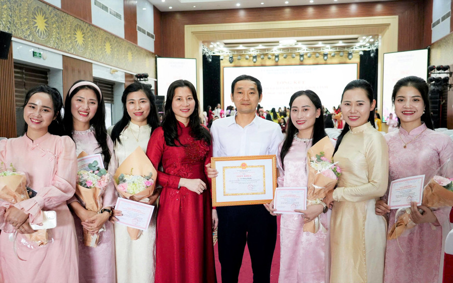 Thầy Lê Đăng Hạnh là nam giáo viên mầm non duy nhất dự thi và đạt danh hiệu giáo viên dạy giỏi cấp tỉnh Nghệ An. Ảnh: Hồ Lài