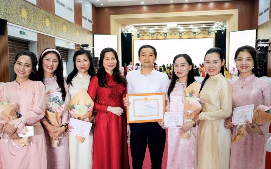 Thầy Lê Đăng Hạnh là nam giáo viên mầm non duy nhất dự thi và đạt danh hiệu giáo viên dạy giỏi cấp tỉnh Nghệ An. Ảnh: Hồ Lài