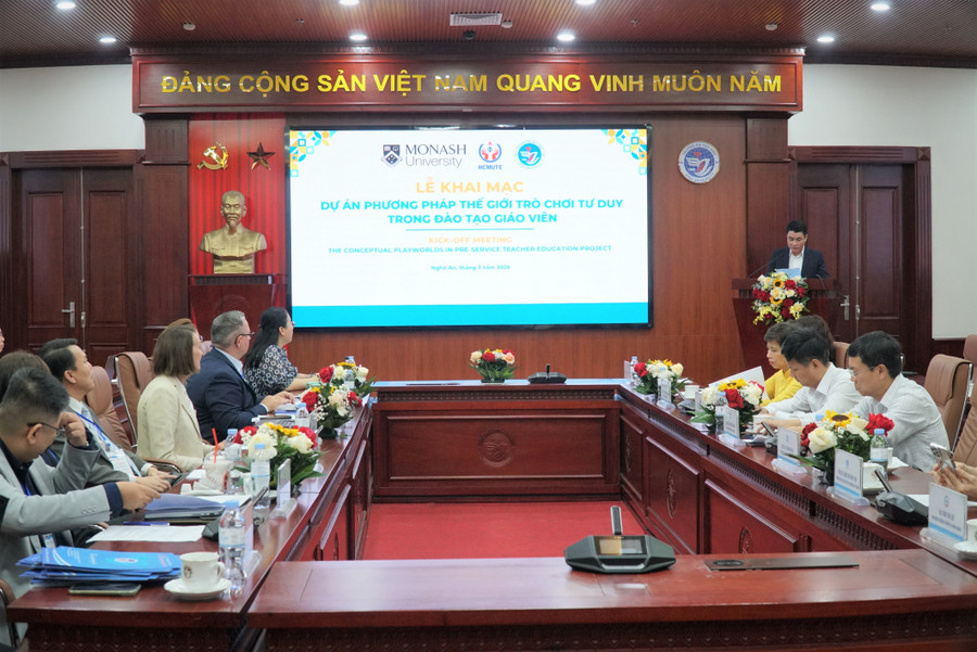 Toàn cảnh chương trình khai mạc dự án phương pháp thế giới trò chơi tư duy trong đào tạo giáo viên. Ảnh: Hồ Lài