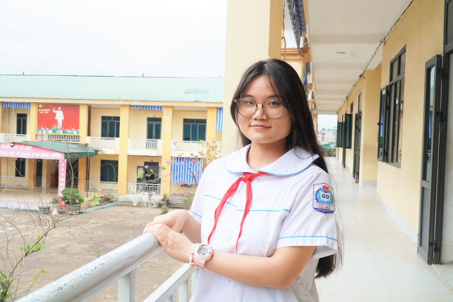 Em Lê Bảo Thi, Trường THCS Hải Hòa (Cửa Lò, Nghệ An) là thủ khoa học sinh giỏi tỉnh môn Ngữ văn năm học 2025-2026. Ảnh: Hồ Lài