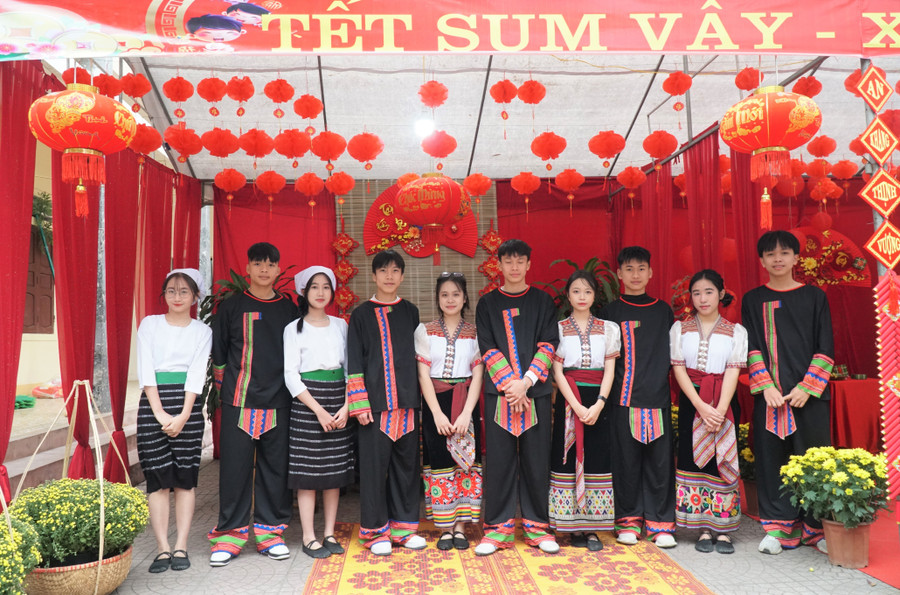 Học sinh Trường THPT Quỳ Hợp (Quỳ Hợp, Nghệ An) tham gia trang trí các gian hàng trong chương trình Tết sum vầy. Ảnh: Hồ Lài