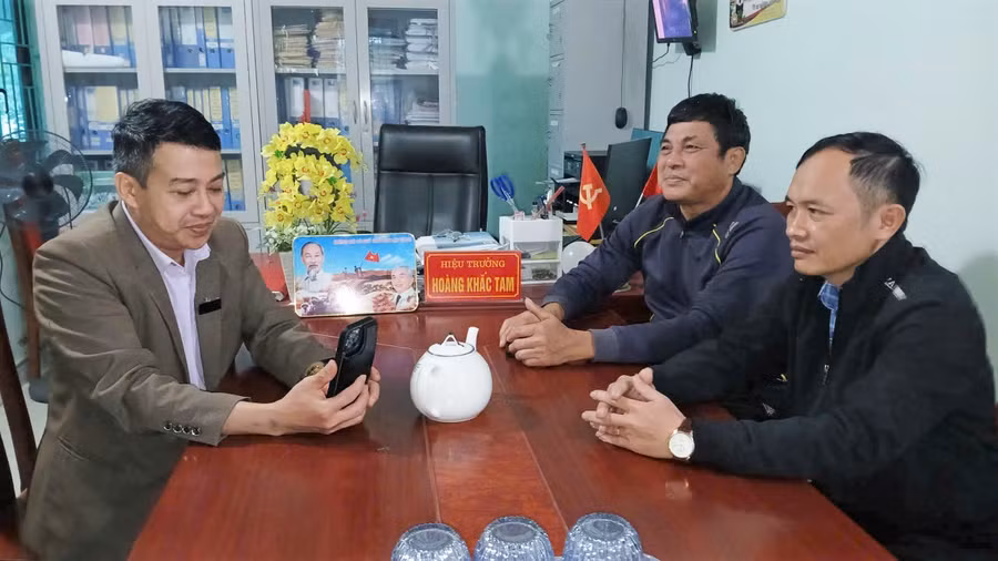 Hai thầy giáo Cao Xuân Tiến và Nguyễn Cảnh Thành (bên phải) đều có hơn 20 năm là giáo viên hợp đồng tại Trường THCS Phúc Sơn (Anh Sơn, Nghệ An). 