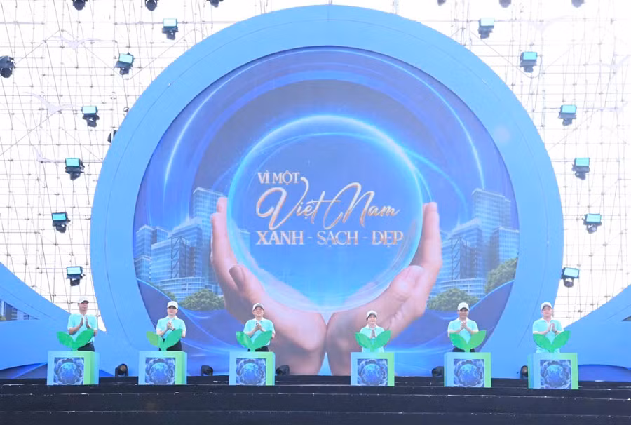 Các đại biểu thực hiện nghi thức phát động phong trào thi đua “Toàn dân chung tay bảo vệ môi trường, vì một Việt Nam xanh - sạch - đẹp”. Ảnh: NN