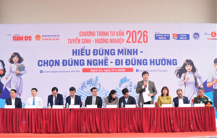 Ban tư vấn trực tiếp giải đáp thắc mắc của học sinh. Ảnh: Hồ Lài