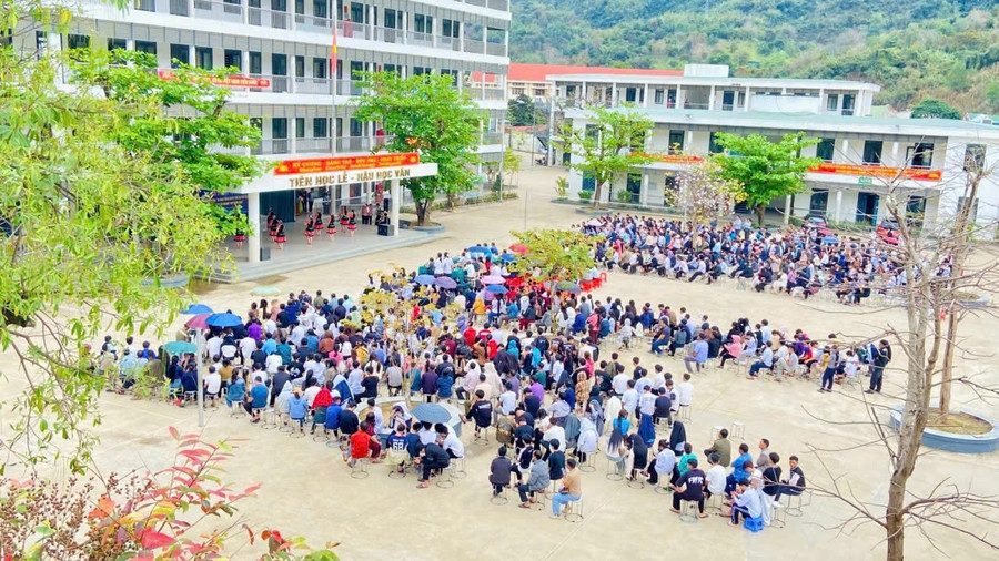 Trường THPT Kỳ Sơn (Mường Xén, Nghệ An) đã ổn định dạy học, ôn thi cuối cấp ngay sau kỳ nghỉ Tết Nguyên đán. Ảnh: Hồ Lài