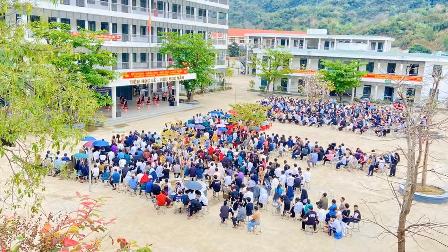 Trường THPT Kỳ Sơn (Mường Xén, Nghệ An) đã ổn định dạy học, ôn thi cuối cấp ngay sau kỳ nghỉ Tết Nguyên đán. Ảnh: Hồ Lài