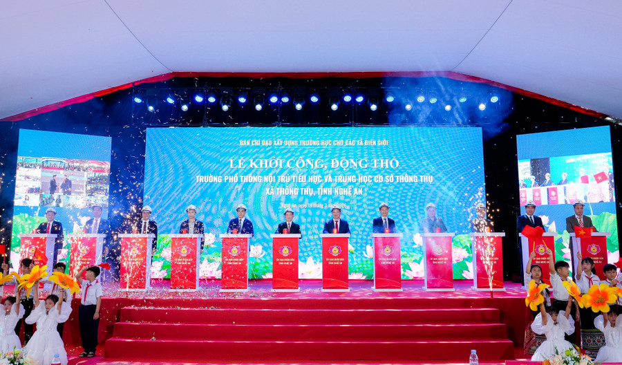 Các đại biểu thực hiện nghi thức khởi công Trường phổ thông nội trú liên cấp Tiểu học và THCS Thông Thụ, Nghệ An. 