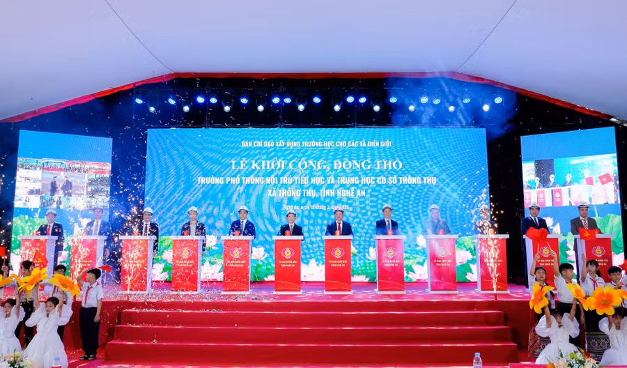 Các đại biểu thực hiện nghi thức khởi công Trường phổ thông nội trú liên cấp Tiểu học và THCS Thông Thụ, Nghệ An. 