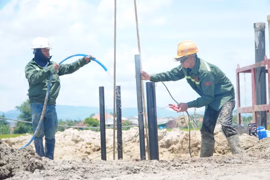 Không quản nắng mưa, các công nhân chia ca thi công ngày, đêm.