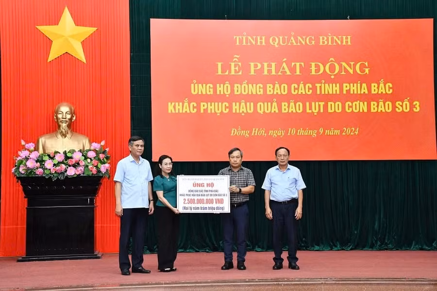 Đảng bộ, chính quyền và Nhân dân Quảng Bình ủng hộ 2,5 tỷ đồng giúp đồng bào phía Bắc vượt qua thiên tai.