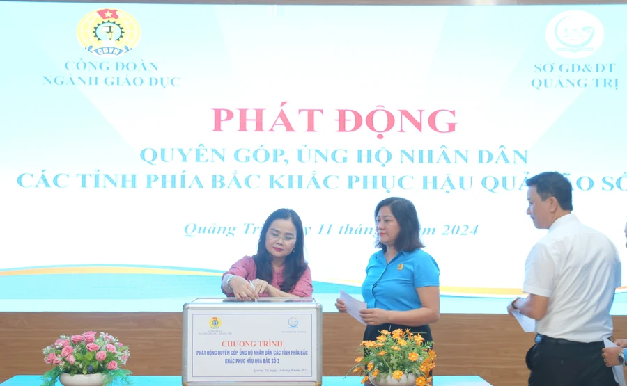 Lãnh đạo Sở GD&ĐT và Công đoàn ngành quyên góp ủng hộ nhân dân vùng chịu ảnh hưởng của mưa lũ.