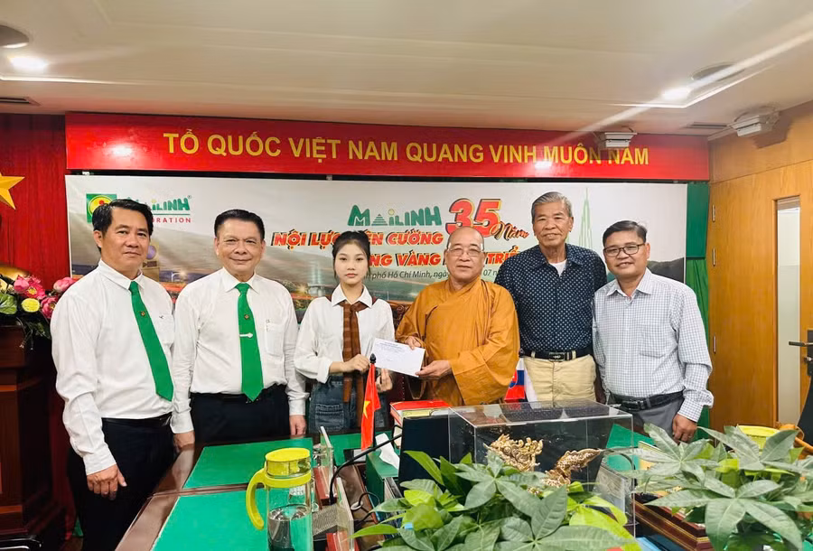 Đại diện Hội đồng họ Hồ tại TP Hồ Chí Minh và tỉnh Đồng Tháp hỗ trợ em Như học đại học.