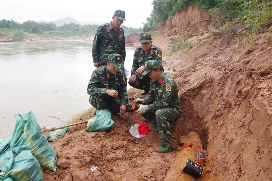 Lực lượng công binh gắn thiết bị xử lý quả bom tại chỗ. (Ảnh: Xuân Diện)