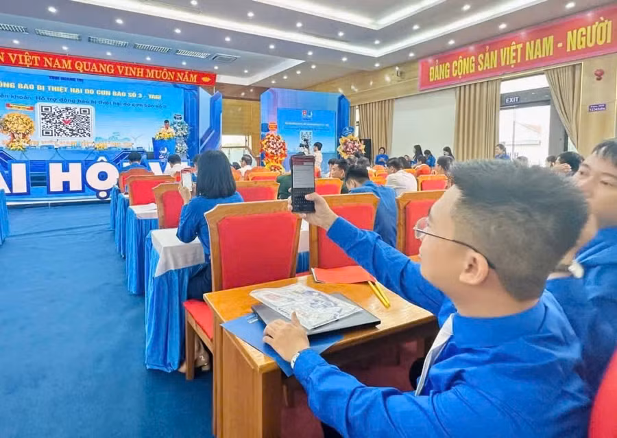 Thanh niên Quảng Trị ủng hộ người dân bị ảnh hưởng mưa lũ qua mã QR được chiếu trên các màn hình.