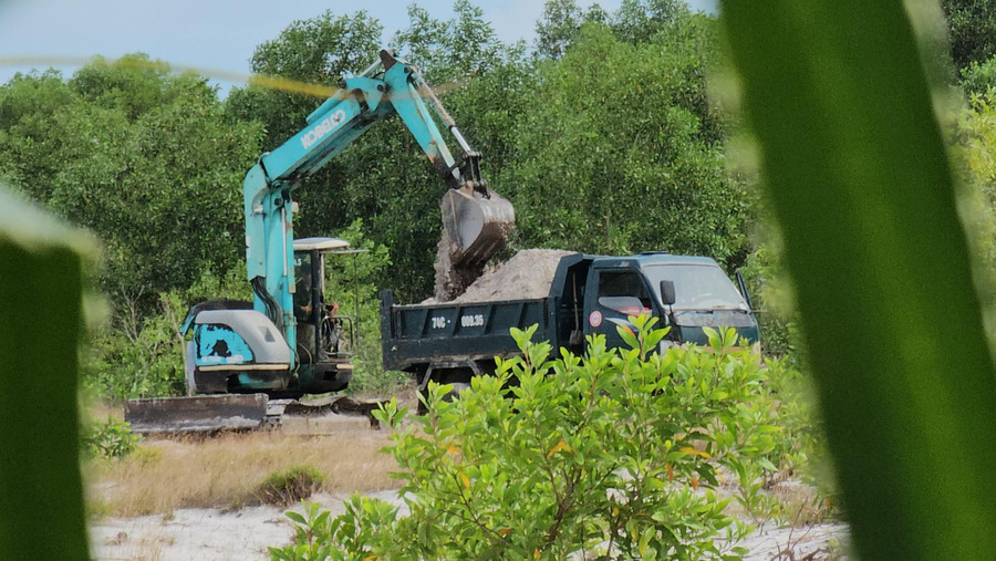 "Cát tặc" hoạt động ngang nhiên nhưng không bị xử lý.