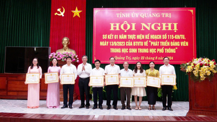 Ông Nguyễn Đăng Quang, Phó Bí thư Thường trực Tỉnh ủy Quảng Trị tặng Bằng khen cho các tập thể có thành tích trong phát triển đảng viên.