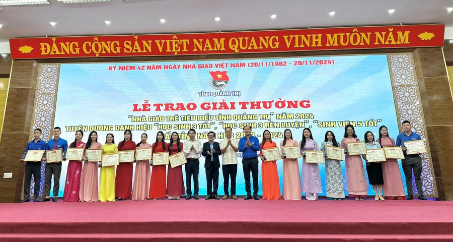 Lãnh đạo Sở GD&ĐT, Tỉnh đoàn Quảng Trị trao giải thưởng cho các giáo viên.