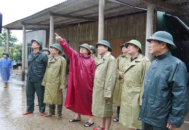 Ông Đoàn Ngọc Lâm, Phó Chủ tịch Thường trực UBND tỉnh Quảng Bình cùng đoàn công tác kiểm tra các điểm có nguy cơ sạt lở cao. Ảnh: X.P.