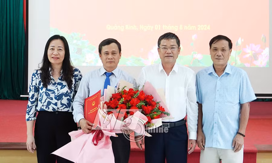 Phan Phong Phú, Phó Chủ tịch UBND tỉnh Quảng Bình trao quyết định bổ nhiệm và chúc mừng tân Hiệu trưởng Trường Cao đẳng Y tế Quảng Bình. Ảnh: Báo Quảng Bình.