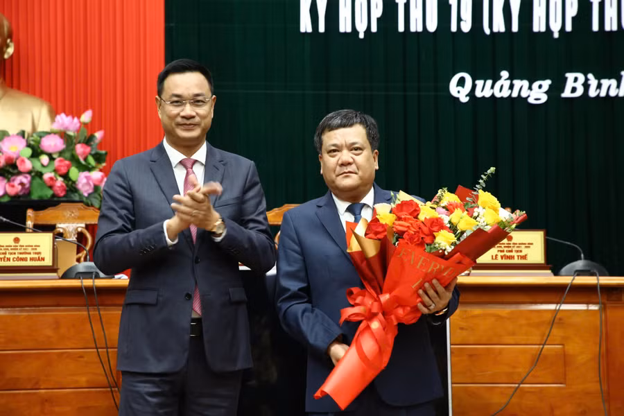 Bí thư Tỉnh ủy Lê Ngọc Quang tặng hoa, chúc mừng ông Trần Phong, Chủ tịch UBND tỉnh nhiệm kỳ 2021-2026.