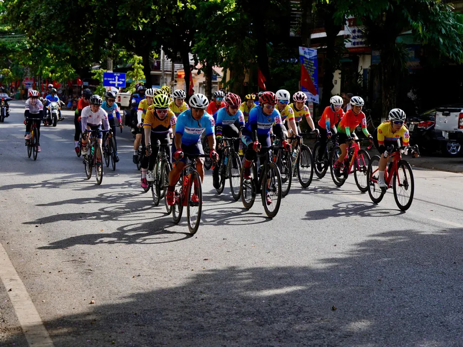 Giải đua xe đạp tỉnh Quảng Trị mang tên “Điểm đến hòa bình” với sự góp mặt của gần 400 VĐV.