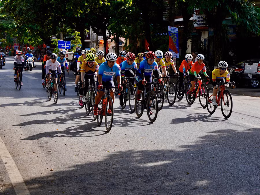 Giải đua xe đạp tỉnh Quảng Trị mang tên “Điểm đến hòa bình” với sự góp mặt của gần 400 VĐV.