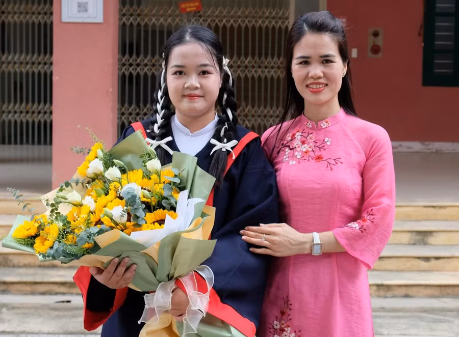 Nữ sinh Nguyễn Lê Khánh Vy cùng cô giáo chủ nhiệm ngày ra trường.