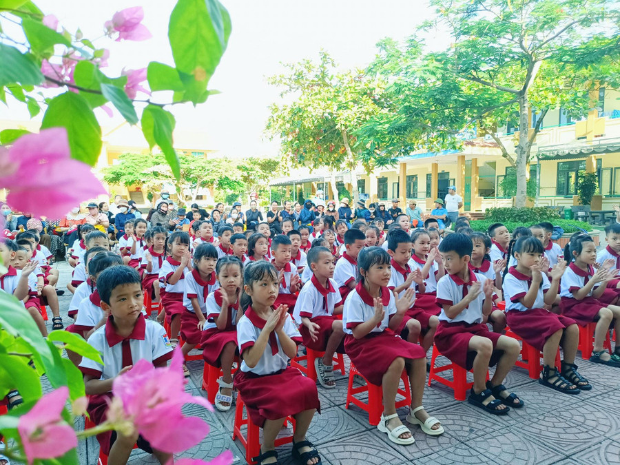 Học sinh lớp 1 tại Quảng Bình nô nức đến trường.