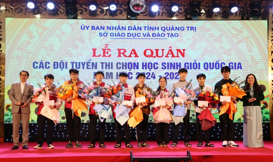 Lãnh đạo Sở GD&ĐT tỉnh Quảng Trị gặp mặt học sinh dự thi học sinh giỏi năm học 2024-2025.