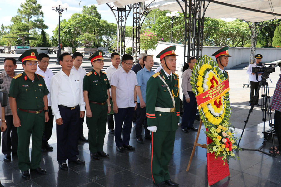 Phó Thủ tướng Lê Thành Long dâng hương tri ân liệt sĩ tại Nghĩa trang Liệt sĩ quốc gia Đường 9.