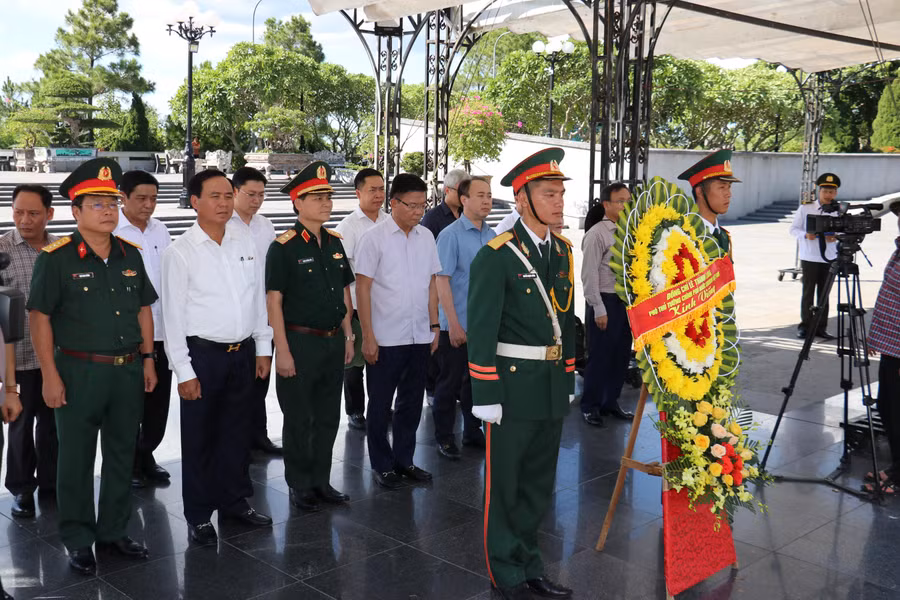 Phó Thủ tướng Lê Thành Long dâng hương tri ân liệt sĩ tại Nghĩa trang Liệt sĩ quốc gia Đường 9.