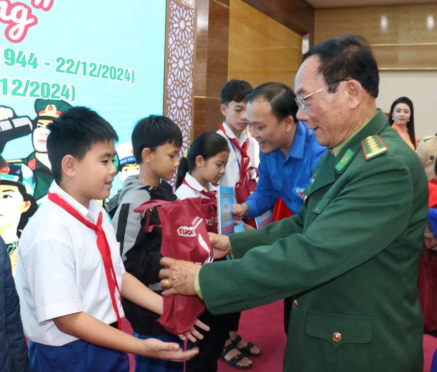 Tặng quà cho con em thân nhân các cựu chiến binh, quân nhân khó khăn.