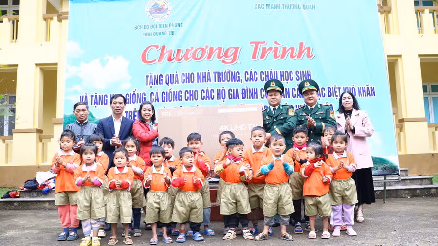 Đồn Biên phòng tặng quà cho các cháu mầm non.