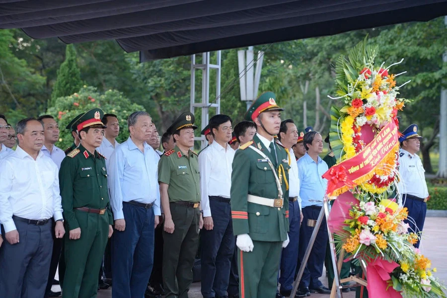 Tổng Bí thư, Chủ tịch nước Tô Lâm dâng hương tri ân các Anh hùng liệt sĩ tại Quảng Trị.